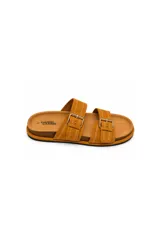 Sandalias planas Daniel Cassin modelo Isa, color tostado, con dos tiras ajustables con hebillas metálicas doradas y plantilla anatómica.