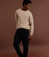 Pantalón de jean para hombre de corte recto, color azul oscuro, con cierre de cremallera y diseño clásico de cinco bolsillos.