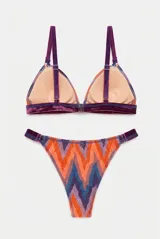 Conjunto de bikini azul con tirantes y detalles de banda estampada multicolor, y forro interior en tono verde lima.