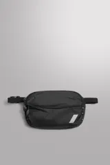 Riñonera deportiva plegable de tejido técnico, color negro. Cuenta con compartimento principal con cierre, bolsillo frontal con cierre, bolsillo plano posterior, asa ajustable con hebilla de liberación rápida y detalle de logo estampado.