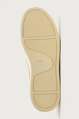 Zapato de cordones de estilo casual, confeccionado en piel con acabado en serraje de color marrón. Presenta detalle de bordón en el empeine, horma redonda y suela de goma a contraste.