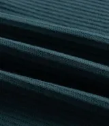 Remera polo de manga corta con cuello tradicional sin botones, confeccionada en tejido con textura mini grid.