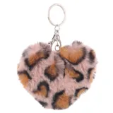 Llavero con dije en forma de corazón de peluche sintético con estampado animal print en tonos rosado, marrón y negro. Incluye argolla metálica y gancho mosquetón.
