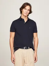 Chomba azul marino de piqué de algodón elástico, corte regular, cuello clásico y logo de Tommy Hilfiger bordado en el pecho.