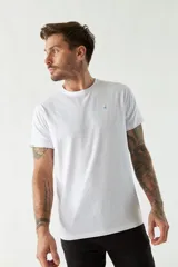 Remera blanca de algodón con logo bordado en el pecho.