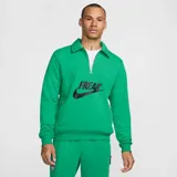 Buzo verde Nike Giannis Standard Issue con cierre de un cuarto, cuello tipo polo, mangas largas y el logotipo "Freak" con el swoosh estampado en el pecho.