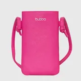 Phone bag de cuero vegano color fucsia, con diseño minimalista, correa larga ajustable con nudos laterales y logo de la marca estampado en el frente.