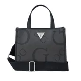 Cartera Guess modelo Jackie de color negro, con diseño texturizado con monograma de la marca, doble asa superior y correa ajustable con el logo impreso. Cuenta con aplique metálico triangular con el logo en el frente.
