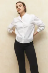 Pantalón oxford negro de tela elastizada.