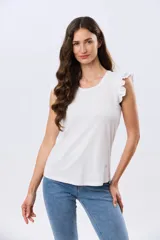Remera de algodón azul melange con escote redondo y mangas cortas adornadas con doble volado de broderie en los hombros.