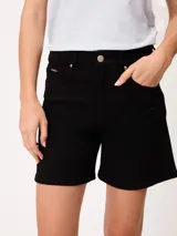 Short de denim elastizado color negro, de tiro alto y corte clásico, con bolsillos delanteros y traseros.