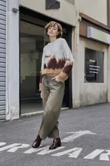 Pantalon de jean de corte wide leg en color verde oliva, con costuras frontales verticales y diseño de tiro medio.