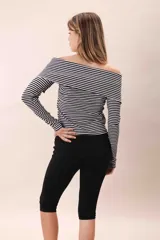 Remera color bordó de terciopelo con escote bardot y mangas largas.