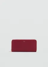 Billetera rectangular de poliuretano color bordó, con cierre perimetral dorado y logo metálico grabado en el frente.