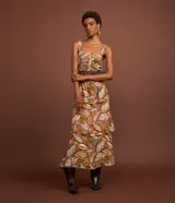 Vestido midi evasê de viscosa con estampa de follaje y flores, escote cuadrado, breteles anchos y volados en capas en la falda.