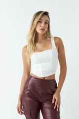 Top blanco con breteles anchos, escote cuadrado y corte crop.