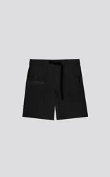Bermuda técnica color negro, confeccionada en microfibra liviana, con cintura ajustable mediante cinturón integrado. Presenta múltiples bolsillos funcionales, incluyendo un bolsillo lateral con detalle de malla texturizada.