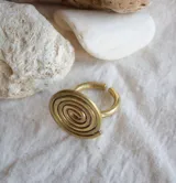 Anillo dorado con forma de espiral.