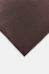 Top tipo pañuelo de satén color marrón oscuro, con escote recto fruncido y bajo asimétrico en punta.