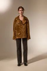 Chaqueta tipo biker de gamuza sintética negra, con cuello solapa, cierre frontal asimétrico y bolsillos con cierre.