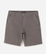 Bermuda masculina de sarga color beige con corte recto, bolsillos funcionales y trabillas para cinturón.