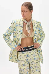 Blazer de lino con estampado floral, corte entallado, largo a la cadera, cuello solapa, un botón central, dos bolsillos delanteros, forro interior y hombros levemente marcados.