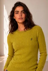 Sweater tejido de punto color celeste, con diseño de ochos verticales, cuello redondo y manga larga. Presenta detalles de bordado pequeño en el pecho.