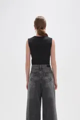 Body de poliamida al cuerpo con breteles anchos y escote cuadrado. Cuenta con cierre de broches en la parte inferior.