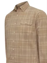 Camisa de manga larga RKF confeccionada en algodón orgánico con textura de cotelé cepillado. Presenta un diseño de cuadros escoceses en tonos beige y arena, cuello camisero, cierre frontal con botones y un bolsillo en el pecho con solapa.