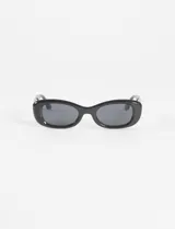 Lentes de sol negros con marco grueso y forma rectangular redondeada.