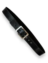 Cinto de cuero negro con textura tipo cocodrilo y hebilla rectangular dorada.