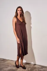 Vestido midi de viscosa color marrón, sin mangas, con escote redondo y silueta fluida y holgada.