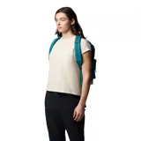 Mochila urbana Columbia de 22 litros, color azul petróleo con base en tono beige. Cuenta con compartimento principal con cierre, bolsillo frontal con organizador, funda interna para laptop de hasta 15 pulgadas, respaldo acolchado y correas ajustables.