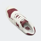 Championes urbanos New Balance modelo 550, color blanco y bordó, con logo "N" característico en los laterales y suela de goma.