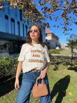 Remera color beige con estampado frontal con la frase "Coffee and Couture" en letras marrones.