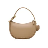 Bolso hobo de Marc Jacobs en forma de media luna, confeccionado en piel texturizada color beige. Presenta herrajes dorados, incluyendo un detalle metálico en el asa y un pequeño estuche extraíble para auriculares con cierre a presión.