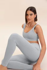 Top deportivo de escote en V con diseño acanalado, confeccionado con tecnología Seamless Knit y Sensil para mayor suavidad y transpirabilidad. Cuenta con relleno extraíble.