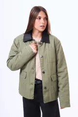 Campera de gabardina color verde militar con cuello de cuero sintético negro, cierre frontal con botones metálicos y bolsillos frontales con solapa.