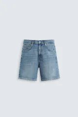 Bermuda de jean con corte regular fit, confeccionada en denim de algodón con elasticidad. Presenta diseño de cinco bolsillos, efecto lavado y cierre frontal con cremallera y botón.