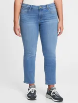 Jean de corte recto y tiro medio, confeccionado en denim de lavado medio con efecto desgastado. Presenta cierre de botón y cremallera, con diseño clásico de cinco bolsillos.