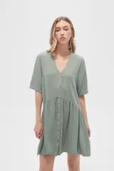Vestido corto de algodón color verde, con cuello en V, cierre frontal de botones y diseño holgado con falda fruncida.