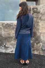 Camiseta de manga larga con diseño de rayas horizontales en color crudo y marrón oscuro. Presenta cuello redondo en contraste y corte regular con bajo recto.