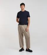 Remera celeste de algodón acanalado, corte slim fit, cuello redondo y mangas cortas.