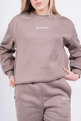 Buzo negro de corte holgado con la palabra 'GRAPHITE' estampada en blanco en el pecho.