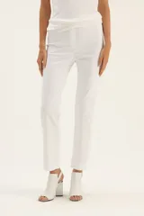 Pantalón de calza blanco, de corte recto y tiro medio.