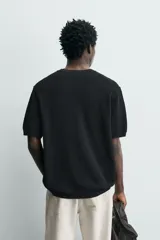 Camiseta de punto relaxed fit de algodón en color negro, con cuello redondo y manga corta, con acabados en rib.