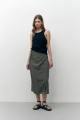 Top negro de tejido de punto, sin mangas y con cuello redondo.