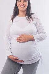 Buzo de manga larga confeccionado en modal, con diseño de frunce en los laterales para ajustar el largo y adaptarse al crecimiento de la panza.