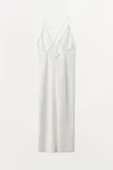 Vestido midi tipo lencero con escote en pico y tirantes finos ajustables multiposición.