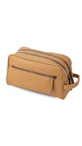 Neceser rectangular de símil cuero color beige claro, con dos compartimentos principales con cierre y un bolsillo frontal con cierre. Posee un asa lateral para transporte.